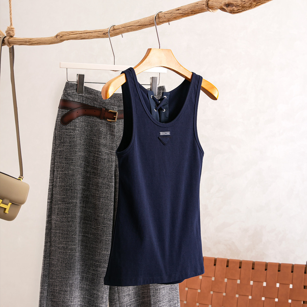 U型领后绑带显瘦背心无袖上衣