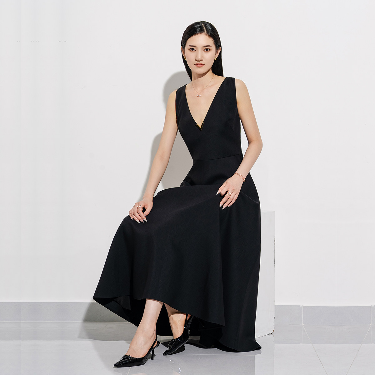 轻奢A字裙丝羊毛纯色v领连衣裙