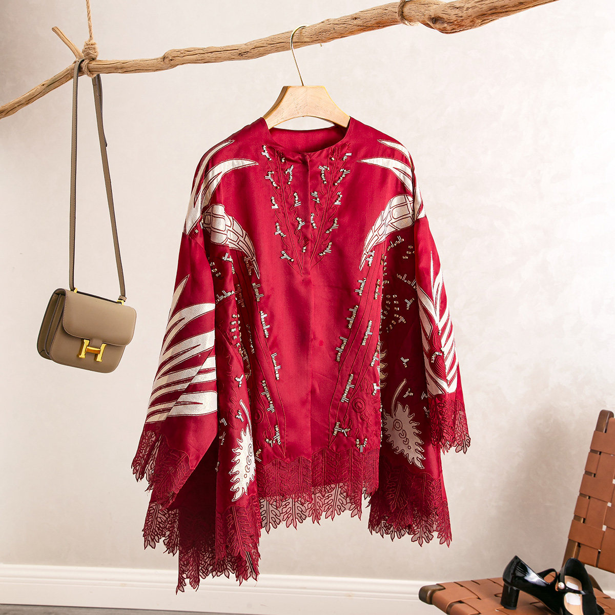 金线刺绣阔板下摆花边斗篷上衣