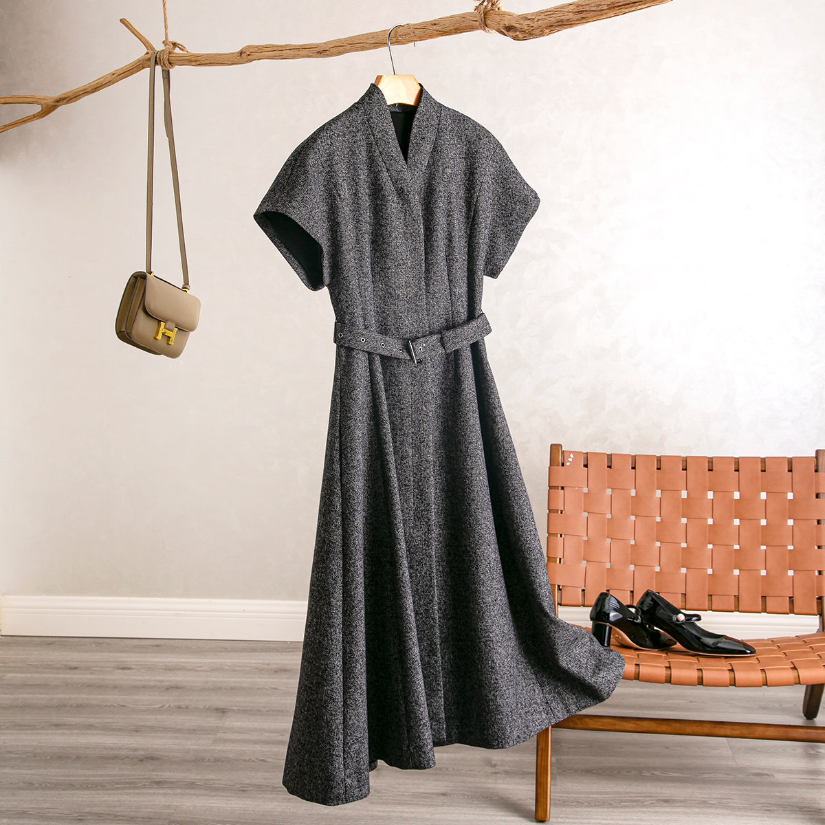 时尚V领蝙蝠袖收腰大摆连衣裙