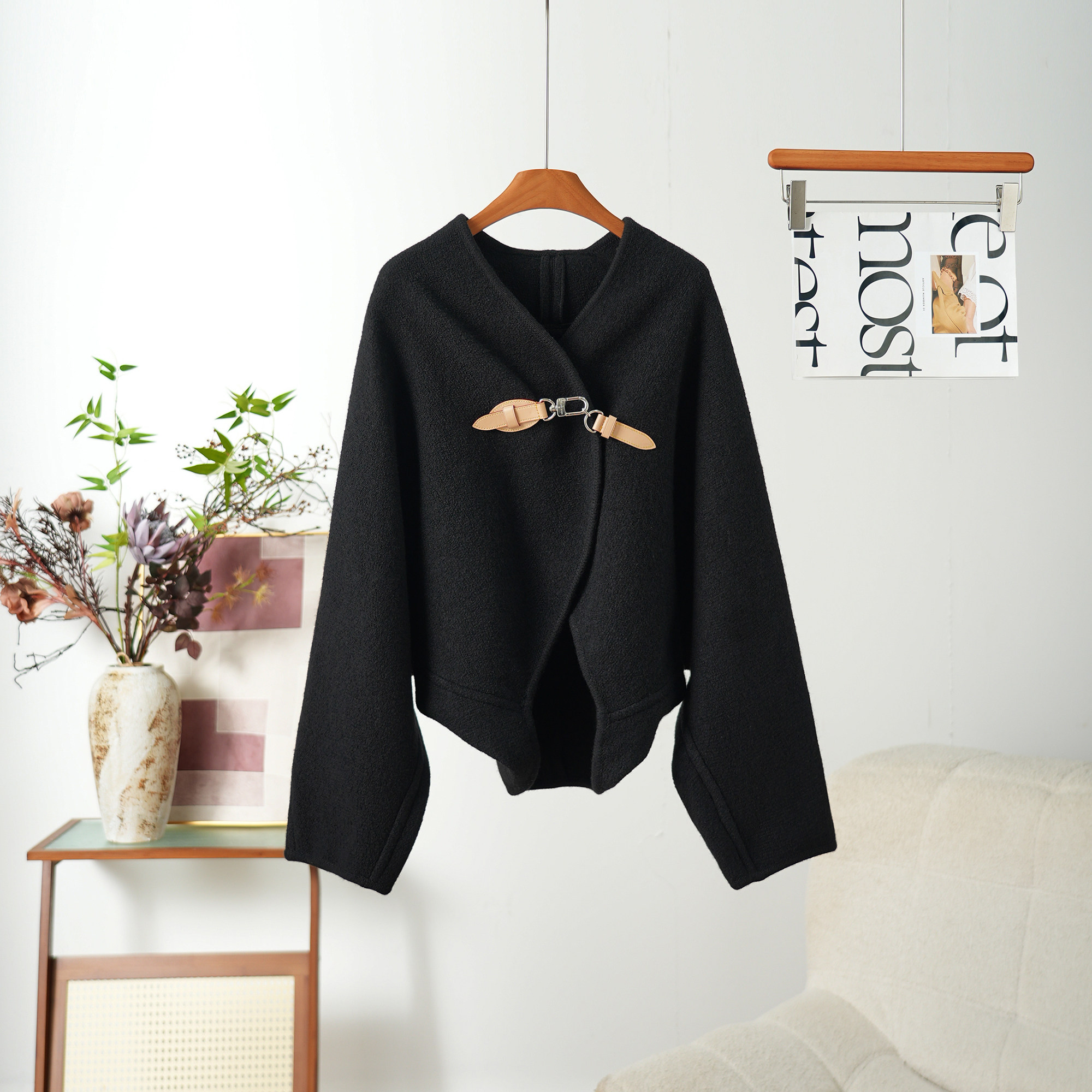 V领前襟钩扣松身短毛呢斗篷外套