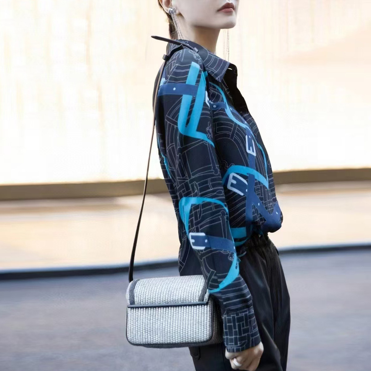 直筒轻奢纽扣长袖桑蚕丝印花衬衫