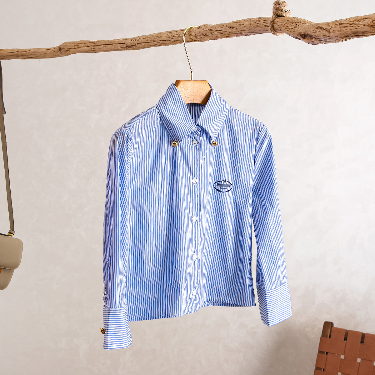 条纹刺绣翻领金属扣短款休闲衬衫