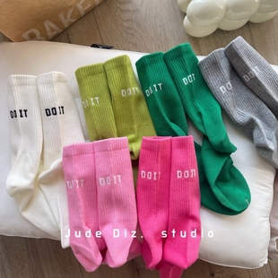 彩色精疏棉休闲字母运动袜中筒女基础无骨中性高罗口绿春秋冬百搭