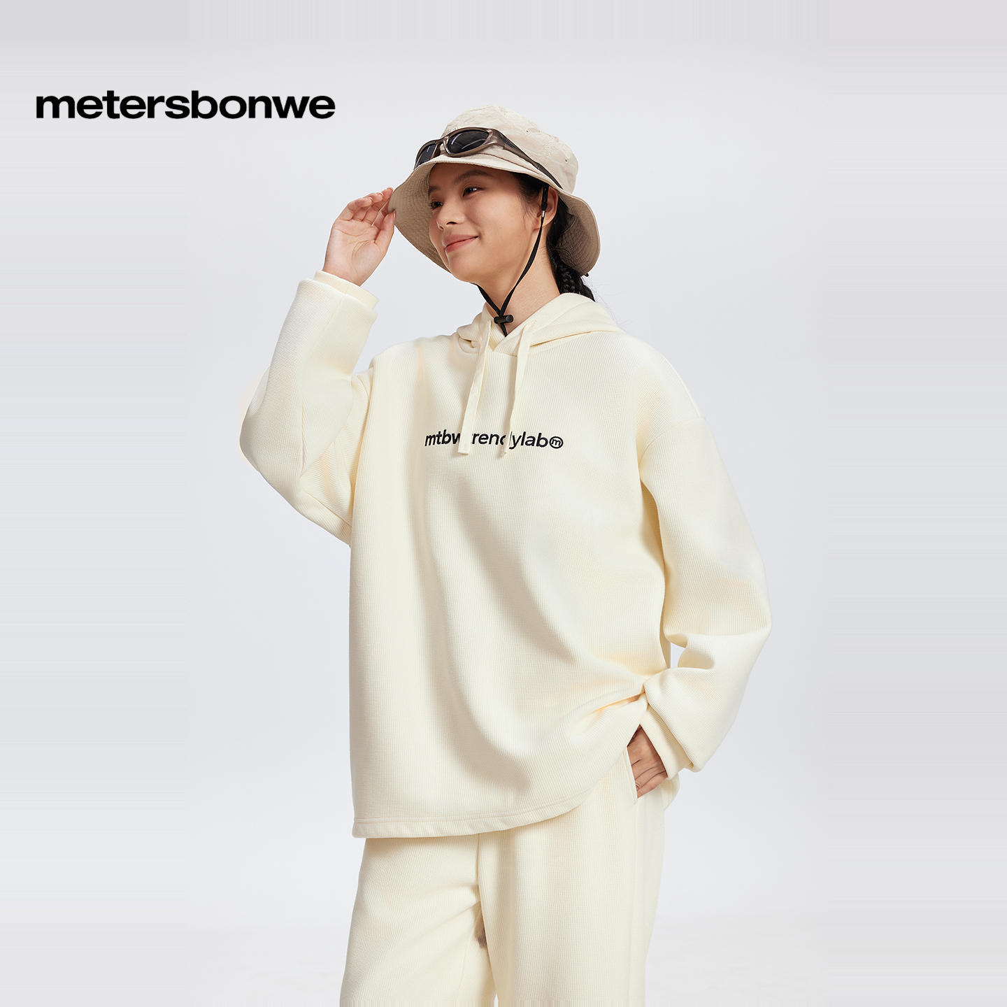 美特斯邦威舒适加绒印花连帽上衣