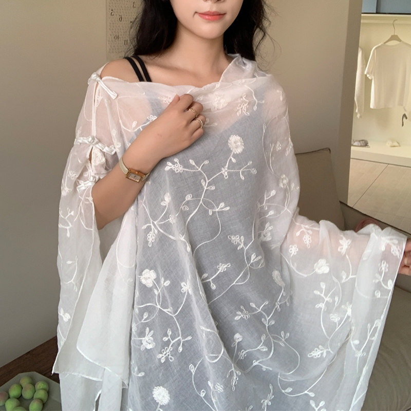 夏季防晒披肩女士出游遮阳薄款绣花围巾盘扣多功能护颈外搭大纱巾