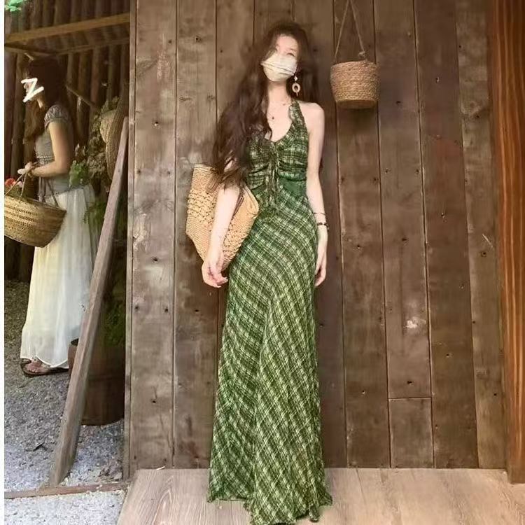 复古清新绿格纹吊带连衣裙女2026新款温柔气质收腰显瘦露背长裙