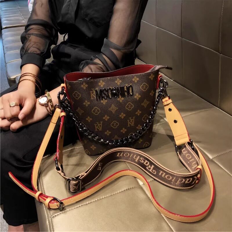 香港代购新款真皮手提水桶包女士时尚复古链条斜挎包牛皮单肩包女