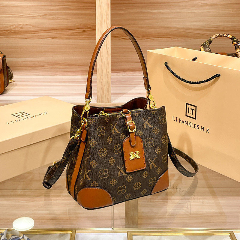 香港正品代购新款真皮手提水桶包女士大容量单肩包斜挎包女高级感