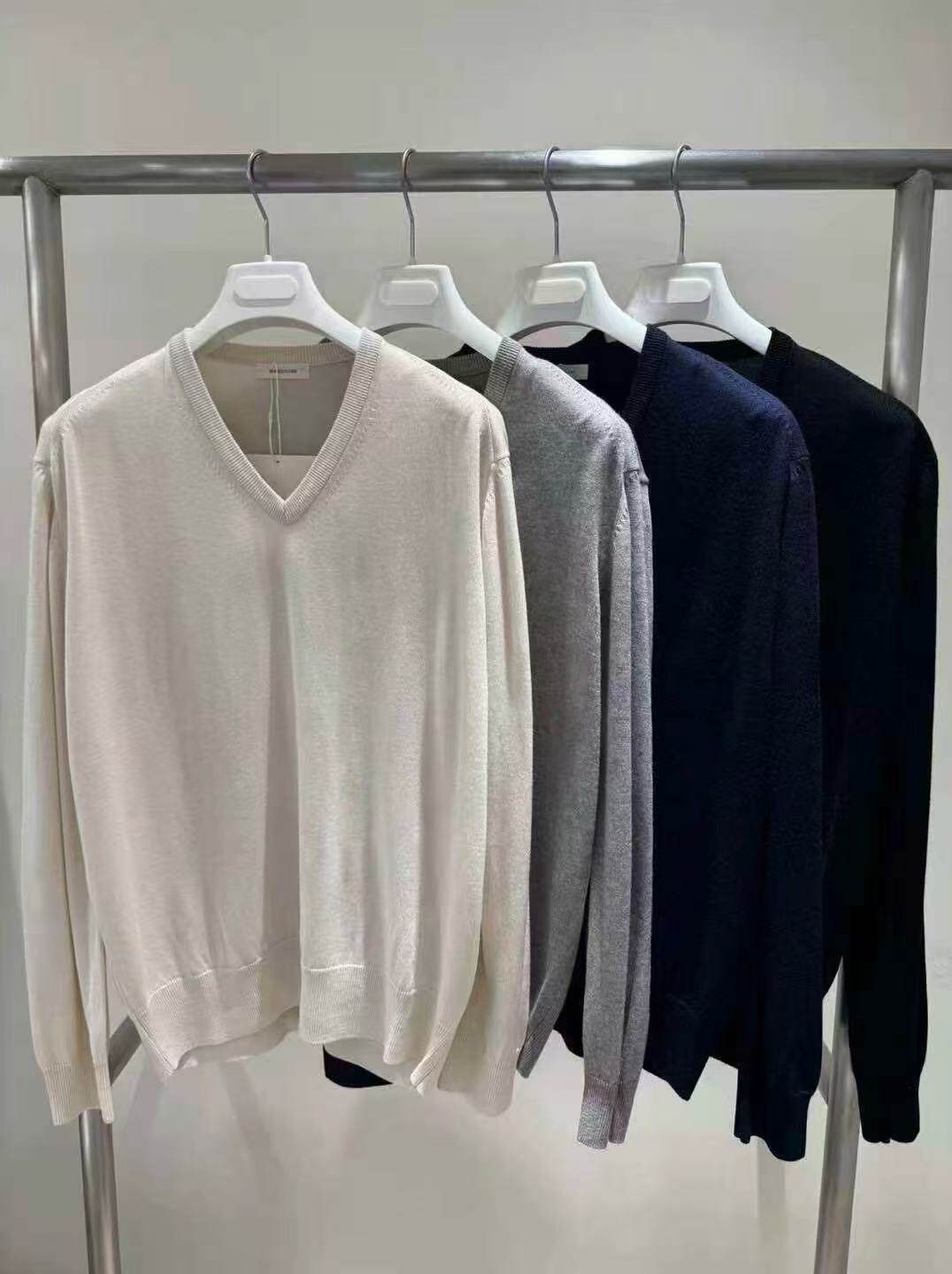 现 26春季新款韩国东大门masculine慵懒风薄款V领纯色宽松针织衫