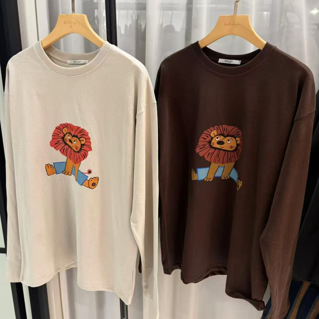 现 25冬季新款韩国东大门DOHWAJI 圆领卡通狮子宽松圆领长袖T恤