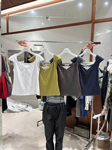 现 韩国东大门26夏季新款tempting时尚V领蕾丝纯色修身短袖T恤