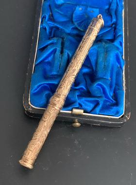 国内现货维多利亚9k金錾刻铅笔吊坠 15克