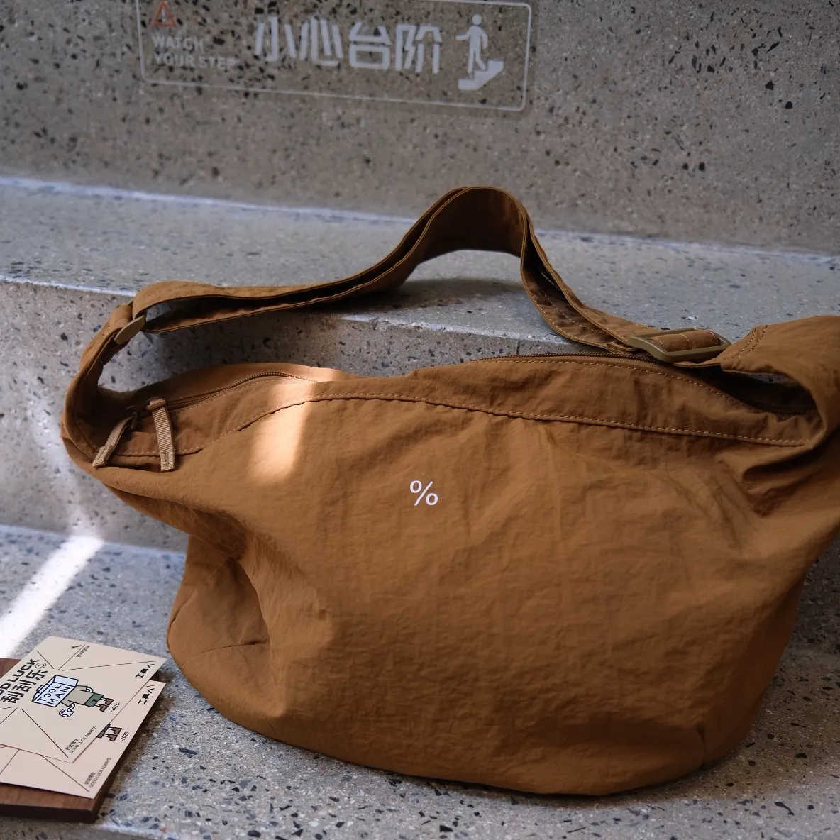 25FW终于出了~韩国订单款~高级感轻盈防水斜挎牛角包~单肩超好看,箱包皮具/热销女包/男包,托特包,淘宝优惠券,粉丝福利购,淘宝优惠卷