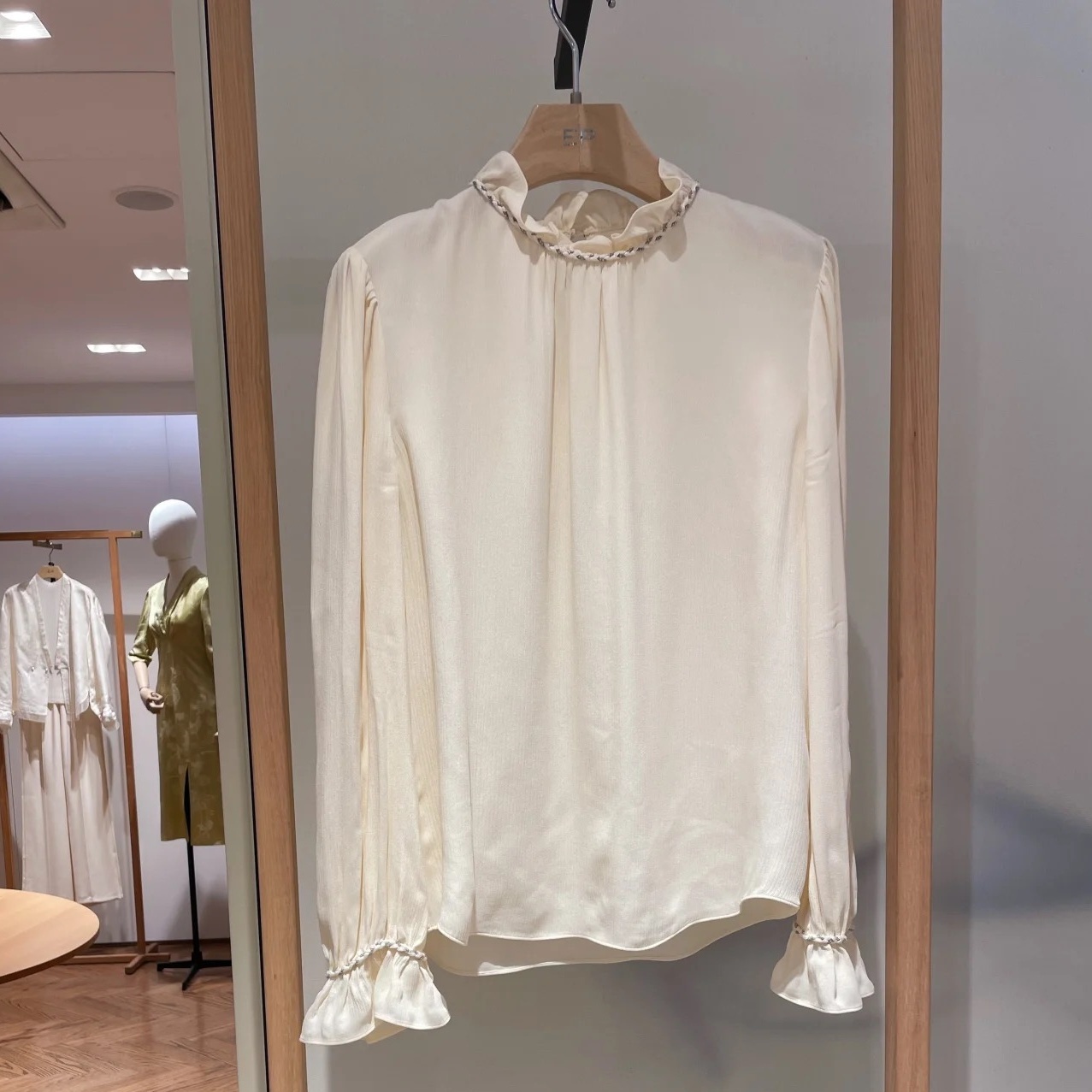 EP春夏新品真丝荷叶领宽松套头衬衫EGJES2328A-2999