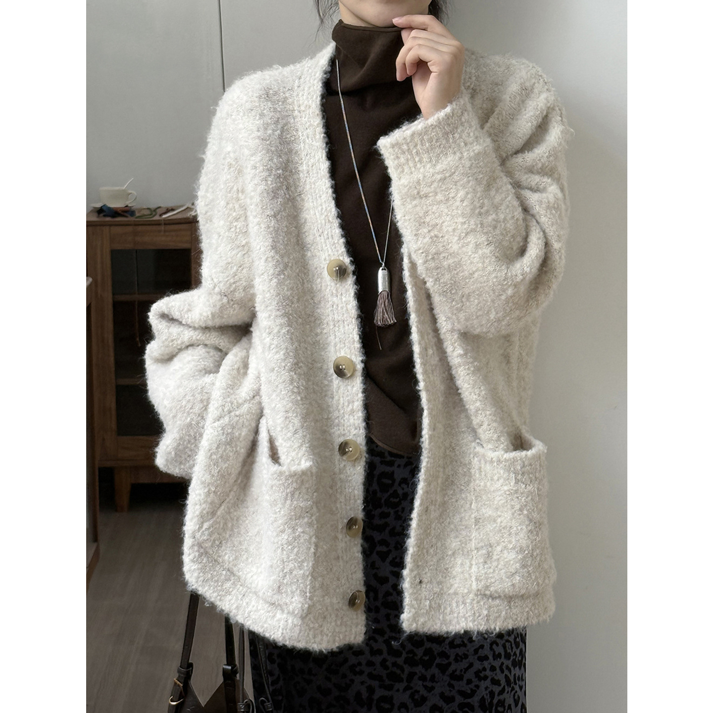 慵懒风羊毛V领毛衣外套女