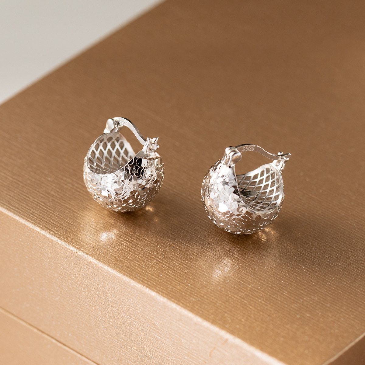 新款大班碎冰冰耳扣闪爆龙鳞冰淇淋耳球超闪松果925通体纯银耳环,饰品/流行首饰/时尚饰品新,耳环,淘宝优惠券,粉丝福利购,淘宝优惠卷