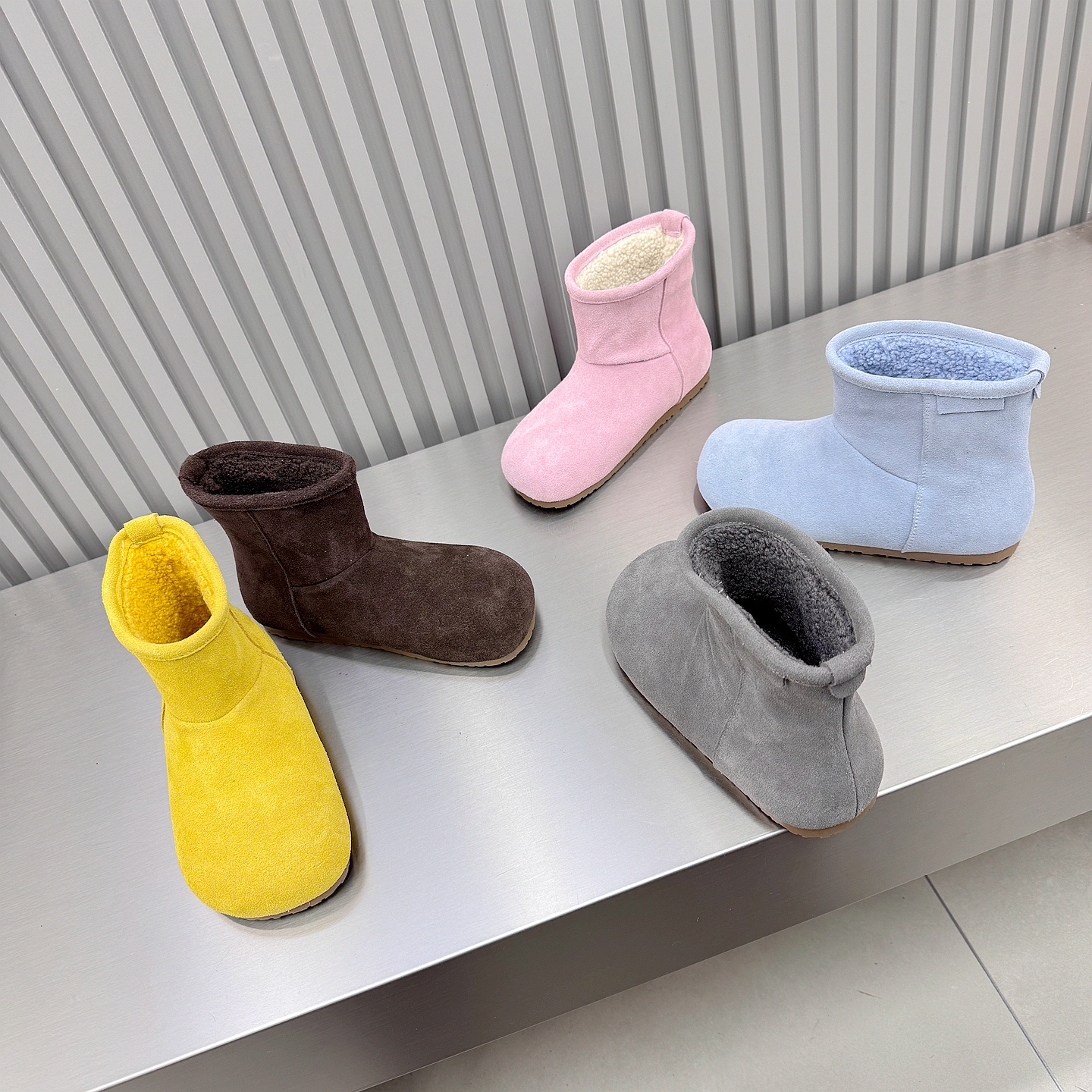 2025冬季新品蠢萌圆头彩色牛磨砂皮经典网红套脚中筒保暖女雪地靴