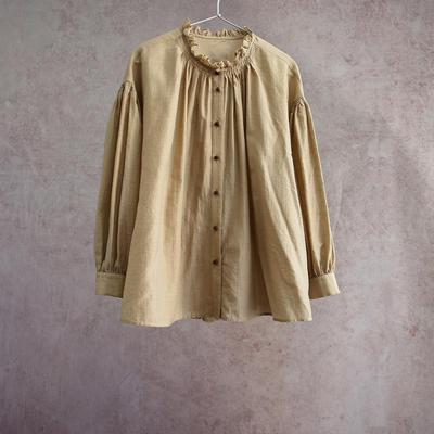 云芝元春夏丈青系列卡其色桑蚕丝羊绒棉抽褶花边手工绗线长袖衬衫