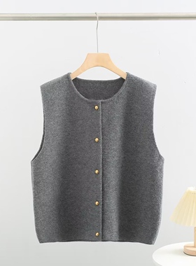 2H268胖妹妹mm大码针织马甲女2024春短款金扣圆领减龄坎肩显瘦200