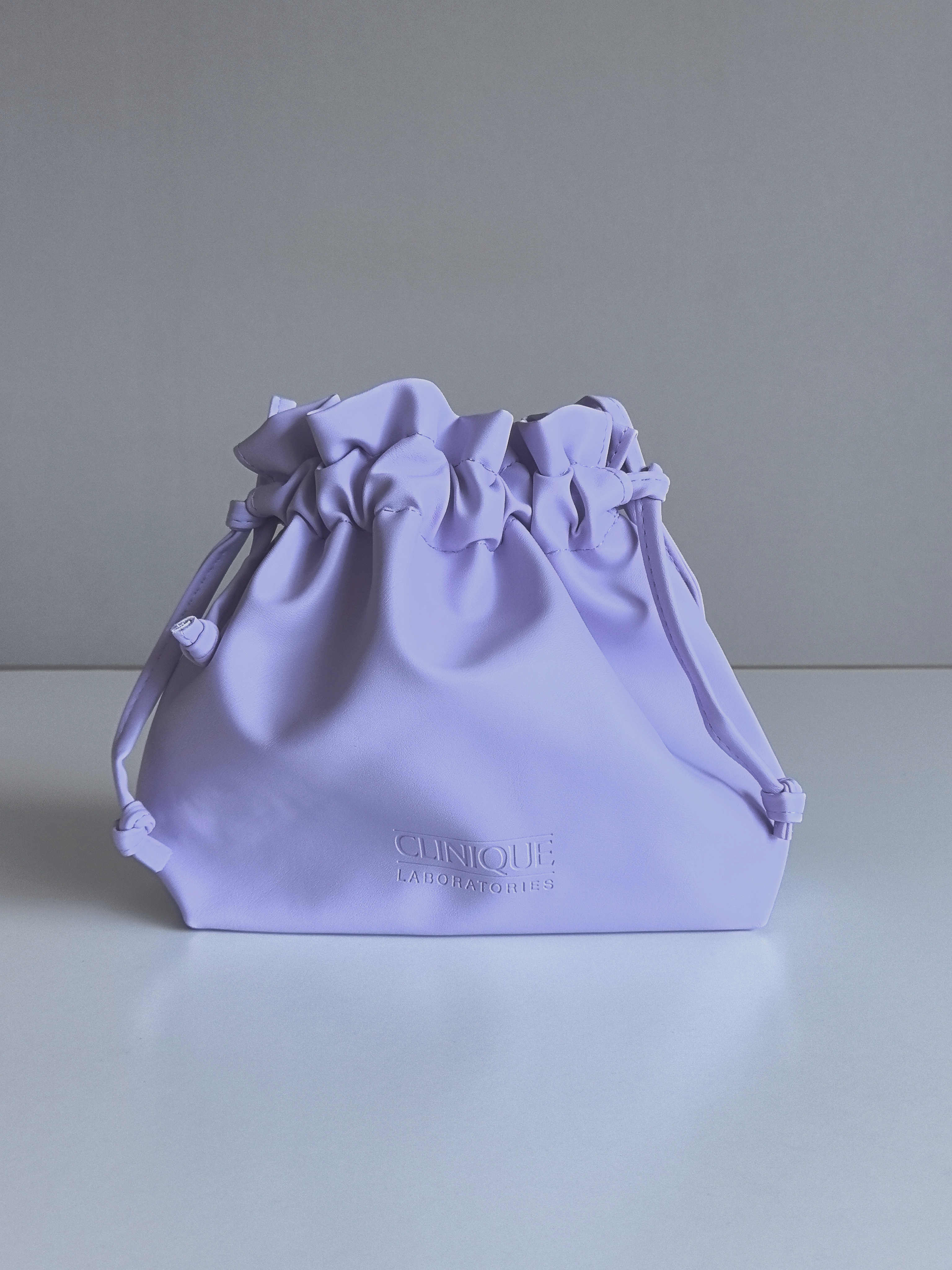 香芋紫！柜台赠品倩碧PU皮革抽绳紫色大容量云朵化妆包收纳包