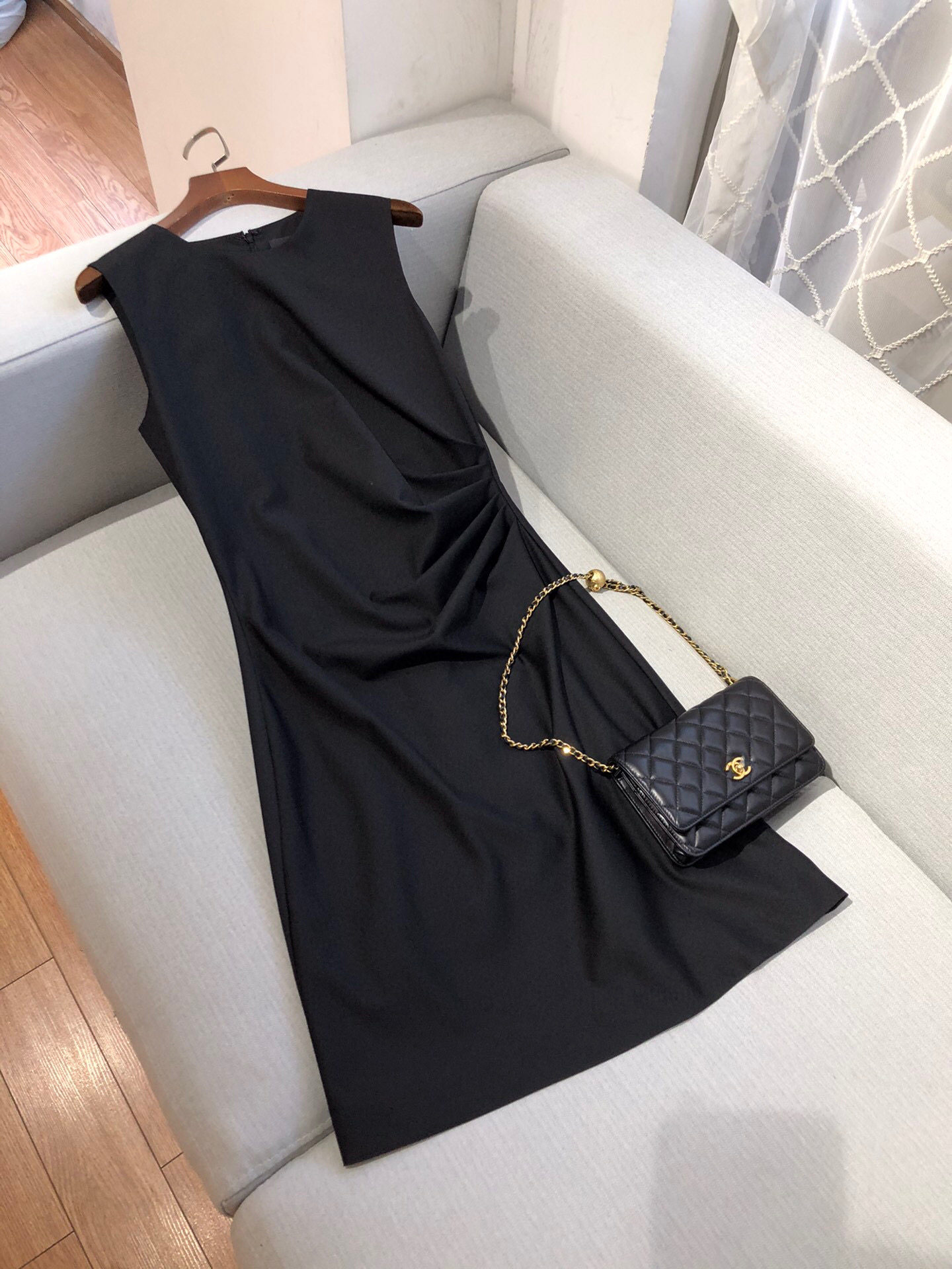 简约醋酸纯色无袖连衣裙