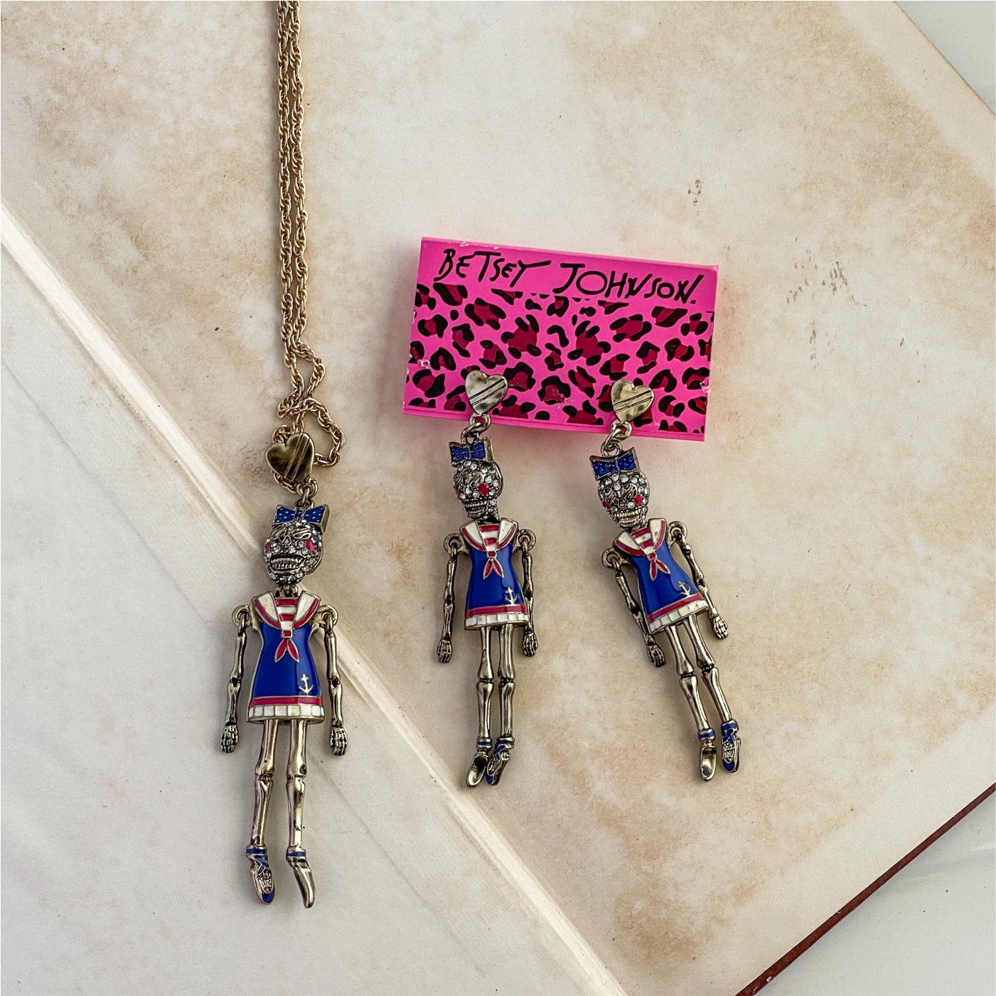 无媒径路草萧萧，自古云林远市朝。海盗骷髅项链耳环套装大牌BJ