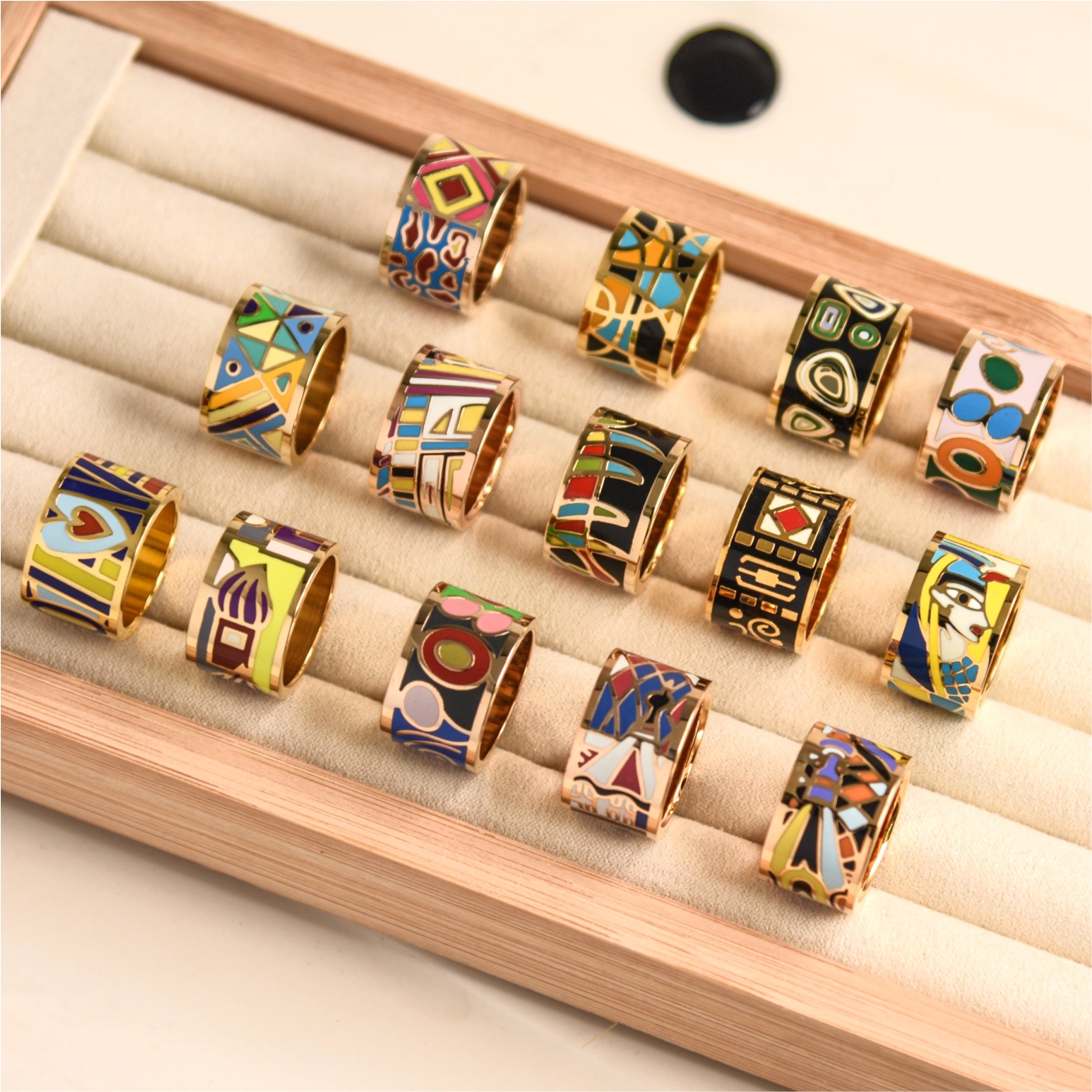 纸灰飞作白蝴蝶，泪血染成红杜鹃。小众设计师珐琅宽戒指男高级感