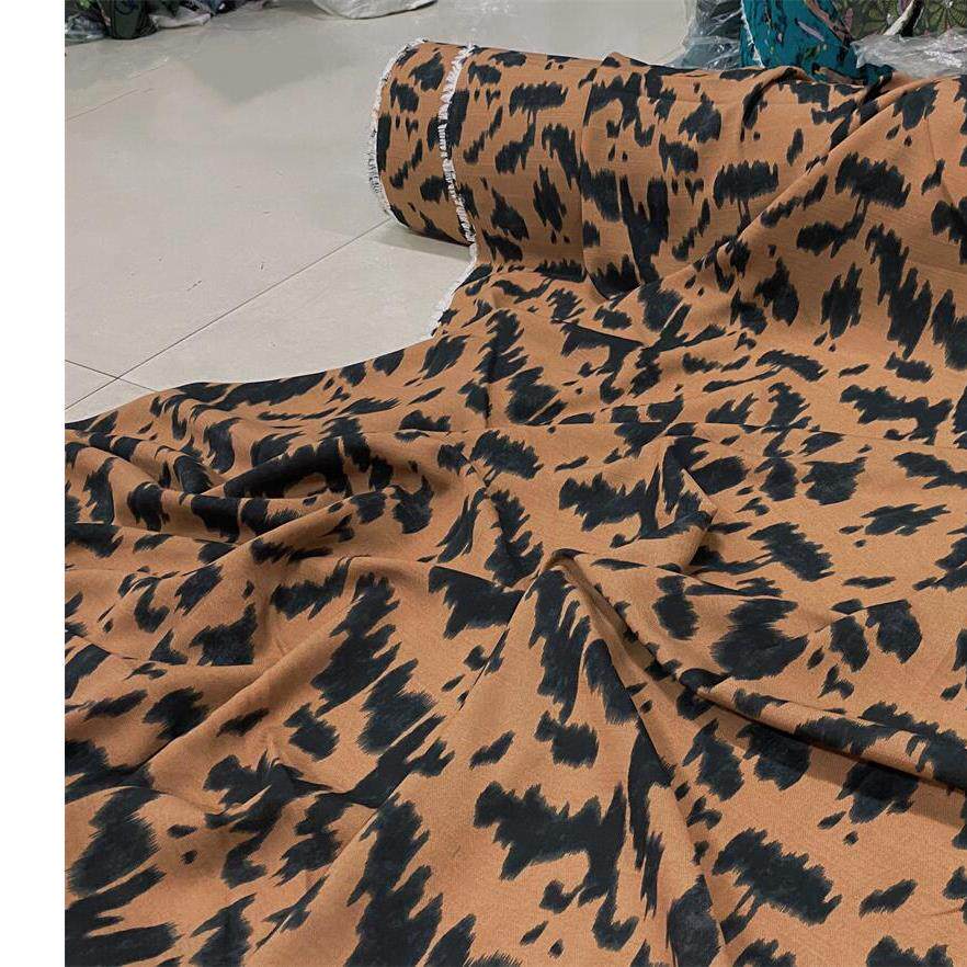 砂洗咖色底黑色豹纹竹节天丝麻印花抗皱垂顺不透裙子裤子面料