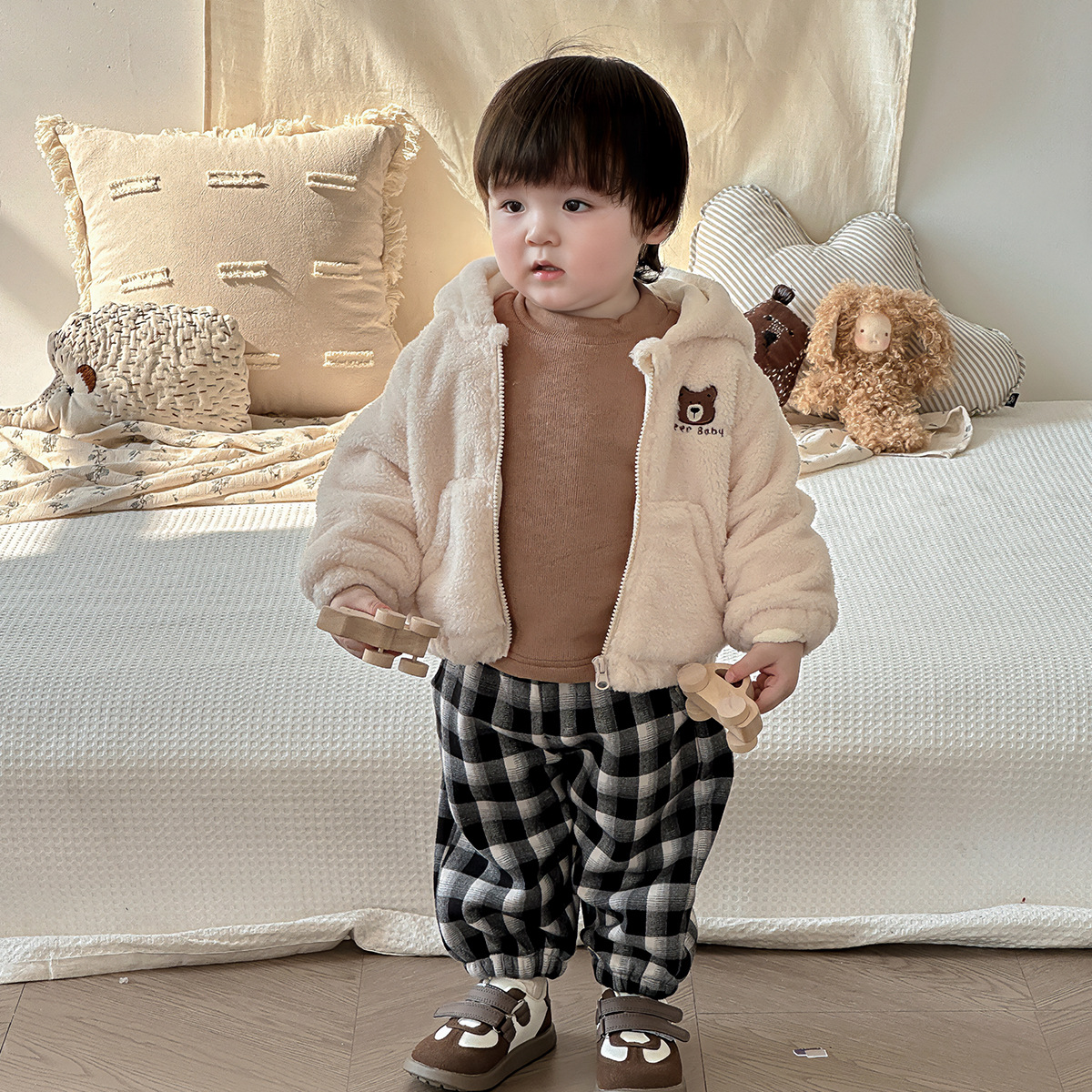 冬季婴儿衣服超韩洋气男宝宝冬装套装加绒加厚连帽外套分体三件套