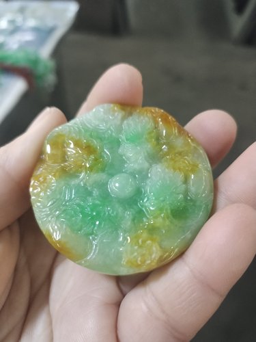 黄飘绿糯种玉石九龙壁平安扣”料子细腻精细雕刻厚实饱满石英岩玉