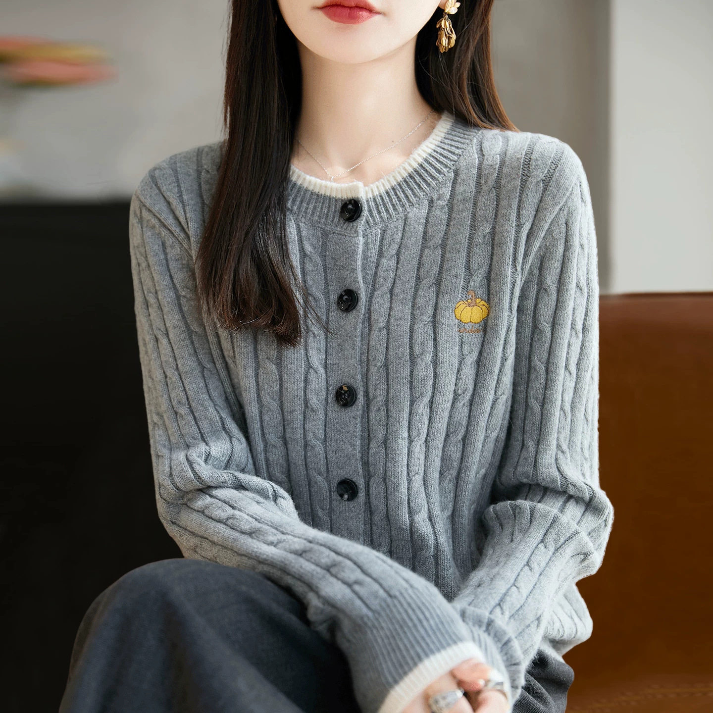 灰色麻花纹针织开衫女春秋慵懒风小南瓜刺绣毛衣温柔系穿搭单品潮