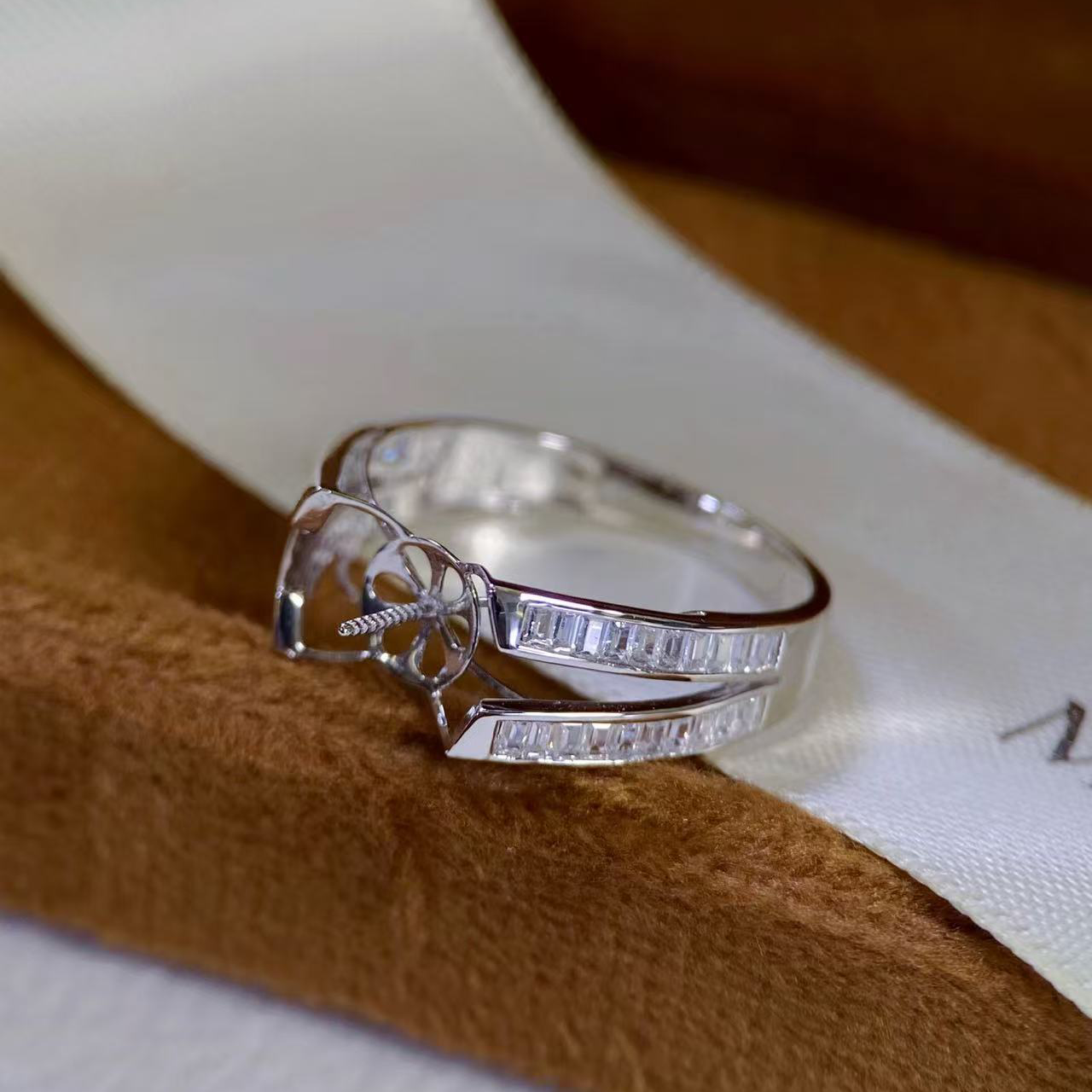 铂金PT900锆石10-11mm海水珍珠戒指配件简约双圈戒臂设计裸珠空托