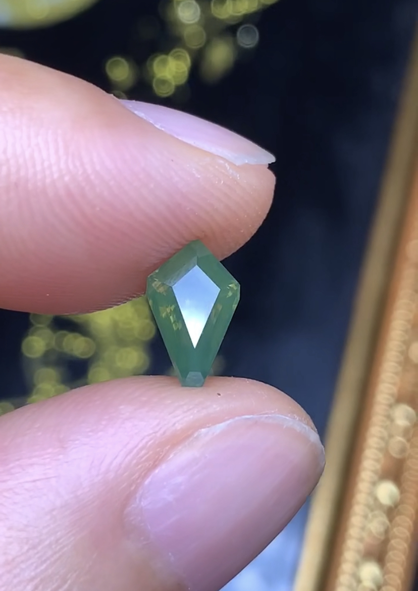 1.52克拉 斯里兰卡天然老烧梦幻绿野仙踪色蓝宝石 （1205）