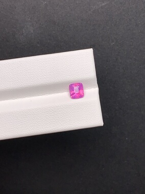 1.09克拉 斯里兰卡天然无烧梦幻晚霞色蓝宝石（1225）