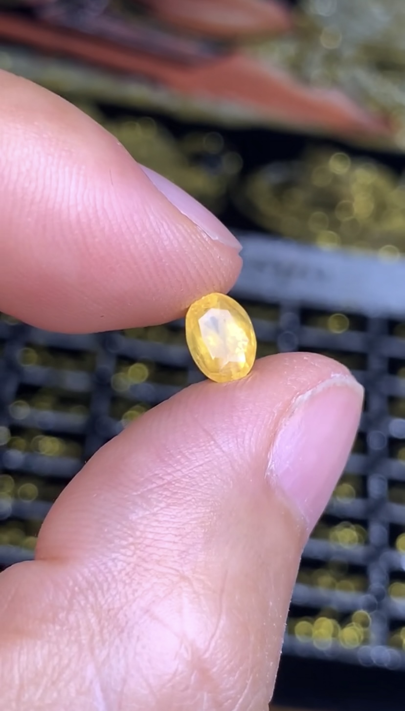 1.2克拉 斯里兰卡天然老烧蓝宝石 金丝雀色 （1126）