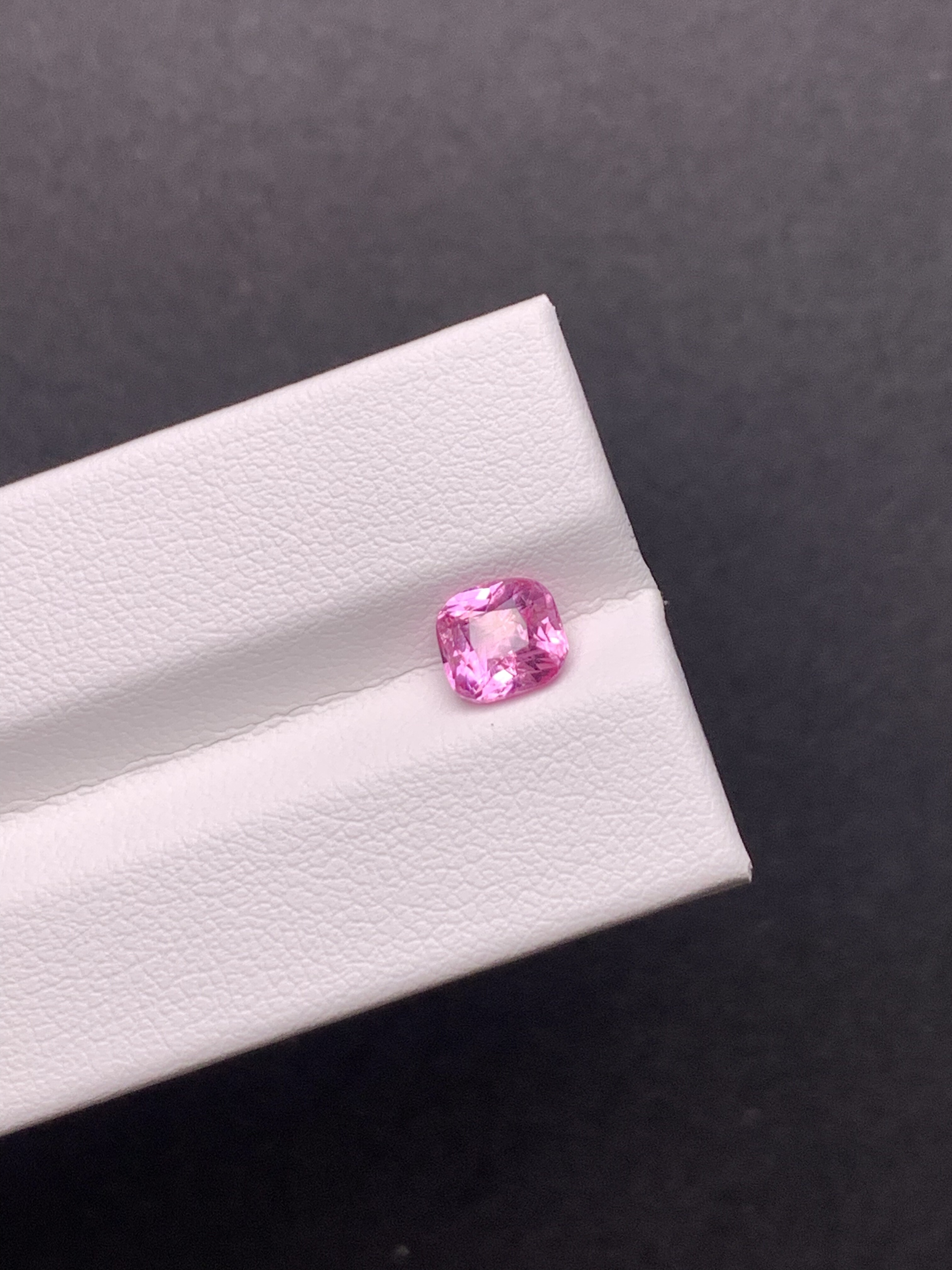 1.09克拉 坦桑尼亚天然无烧马亨盖尖晶石 艳粉色 （1031）