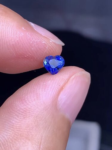 0.68克拉 斯里兰卡天然老烧矢车菊蓝宝石（0811）