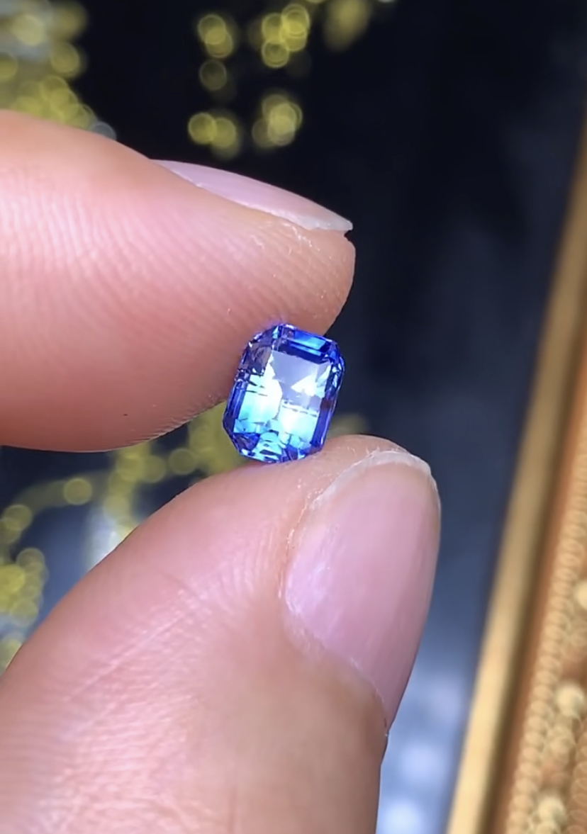 自家矿出 1.25克拉 斯里兰卡天然老烧矢车菊蓝宝石 （1205）