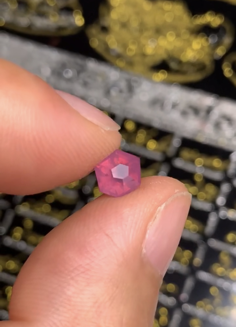 1.04克拉 坦桑尼亚天然无烧马亨盖尖晶石 莲花色 （1127）