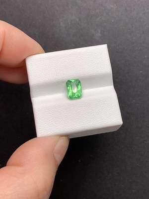 1.62克拉 阿鲁沙新矿沙弗莱 颜色艳绿 自带蓝光（0209）