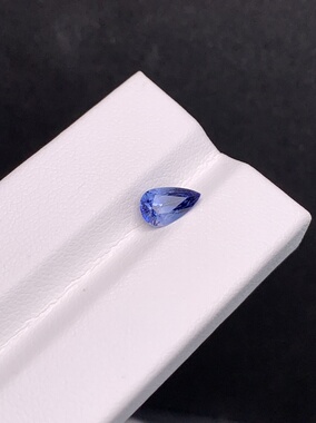 1.22克拉 斯里兰‮天卡‬然老烧‮车矢‬菊蓝宝石 （1215）