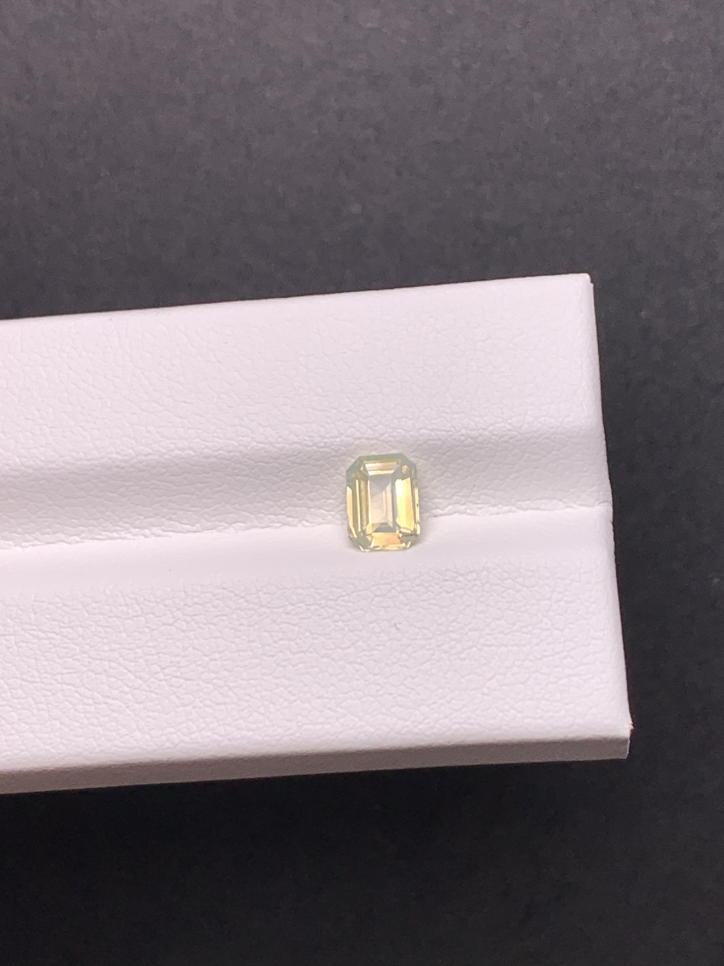 0.76克拉 斯里兰卡天然无烧梦幻荧光笔金绿宝石 (1022)