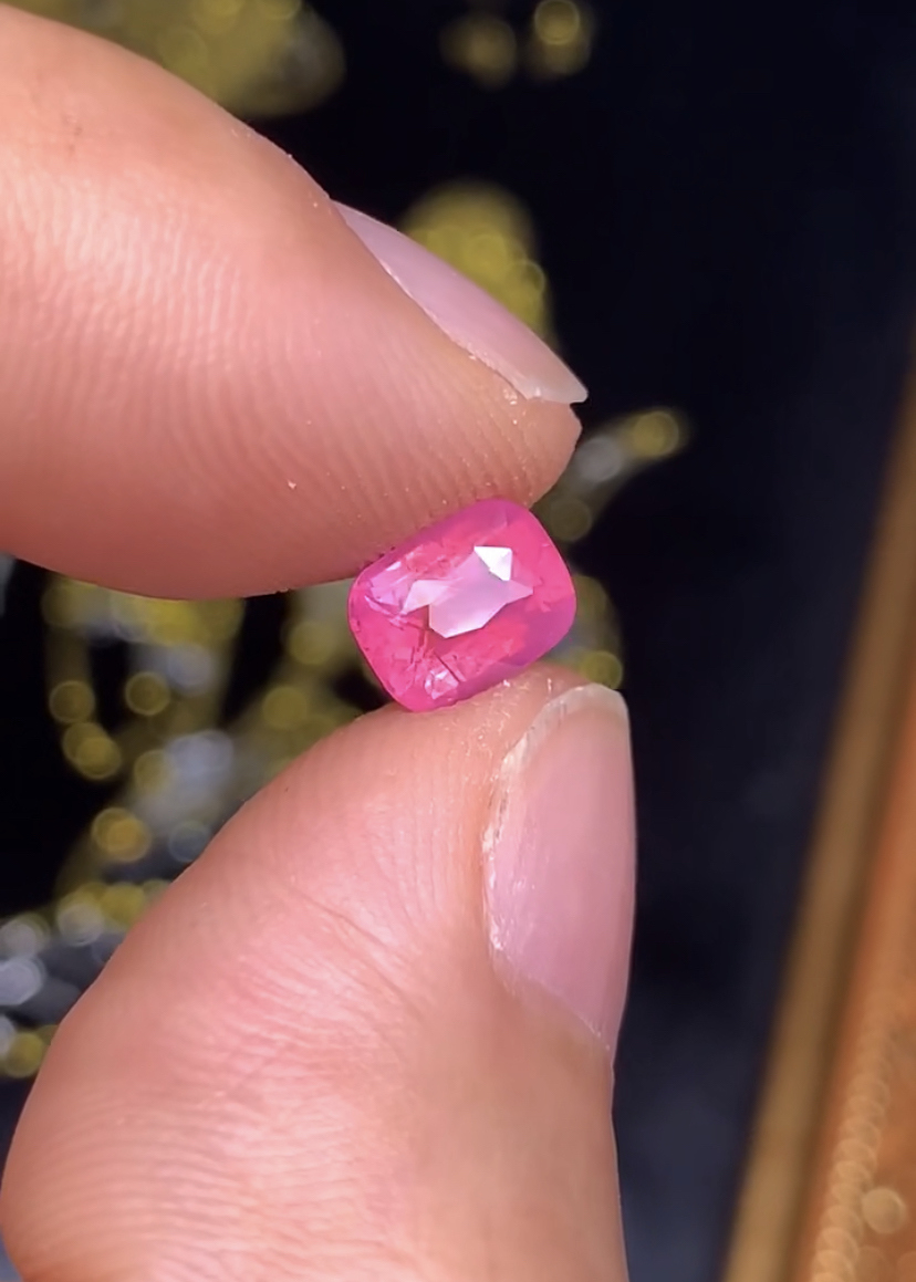 1.26克拉 坦桑尼亚天然无烧马亨盖尖晶石 热粉 （1130）