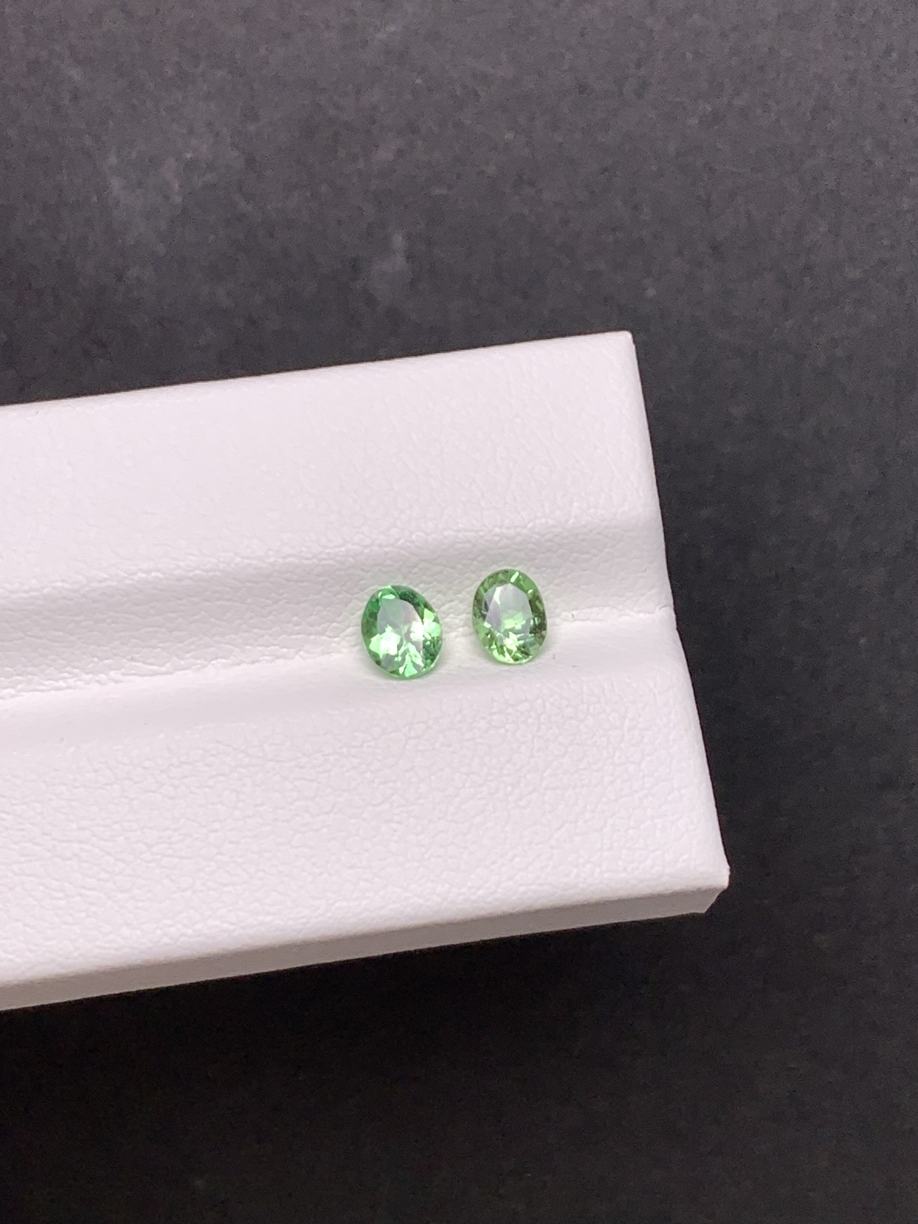 0.87克拉坦桑尼亚天然无烧沙弗莱翠绿色（1112）