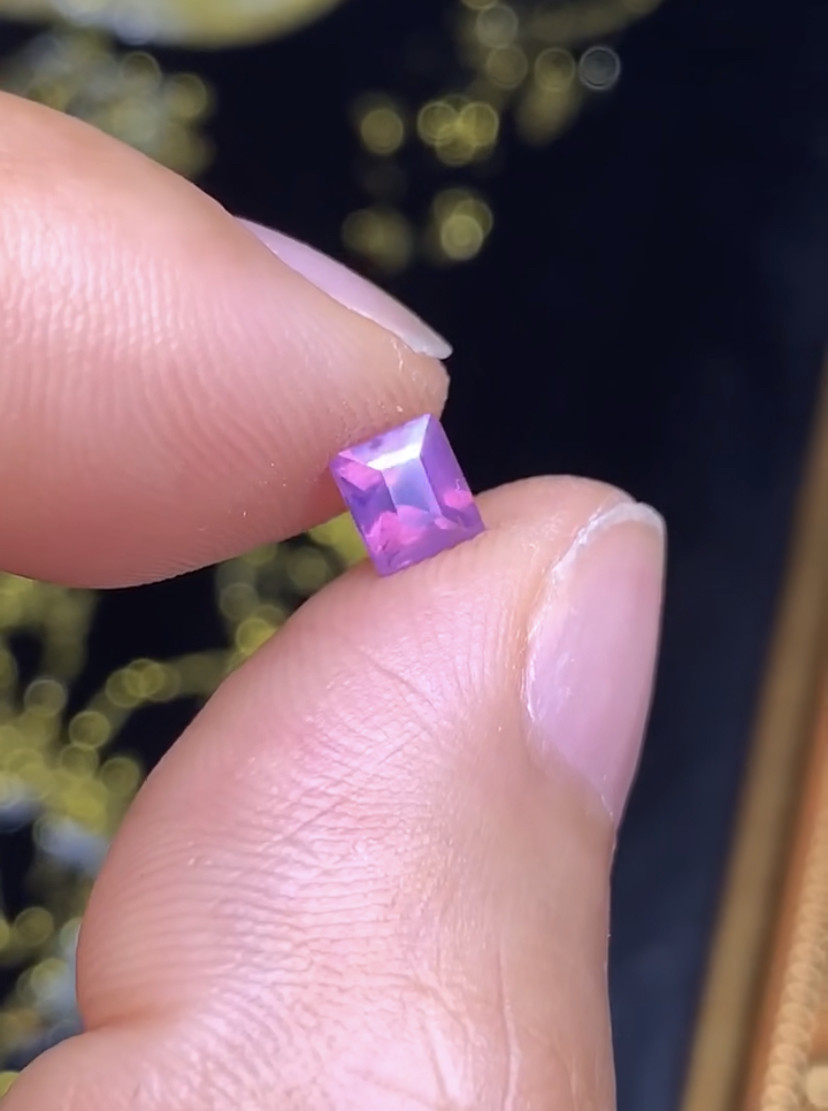 0.66克拉 斯里兰卡天然无烧梦幻薰衣草紫色蓝宝石 （1207）