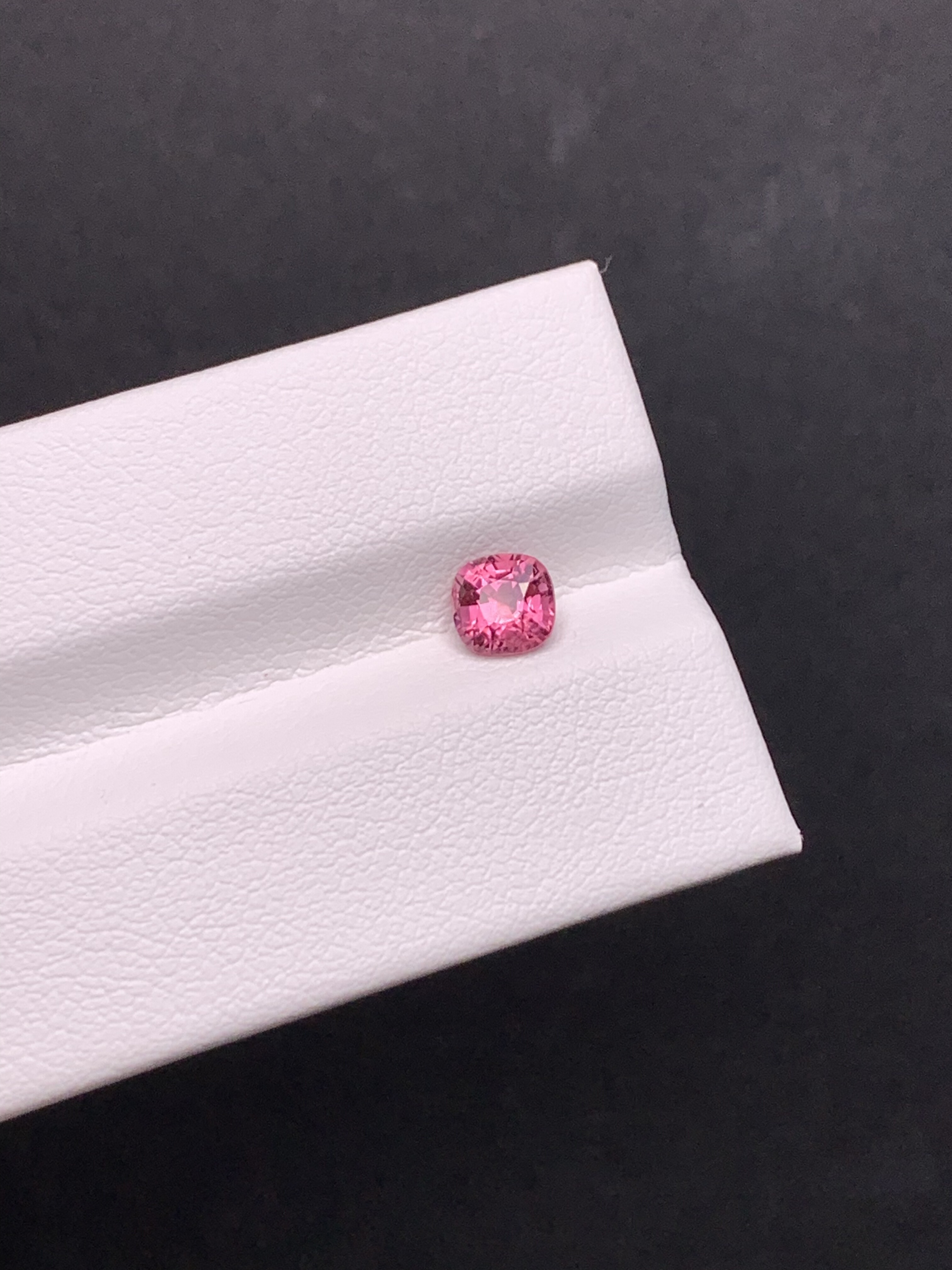 0.6克拉 缅甸天然无烧尖晶石 艳粉色 （1125）