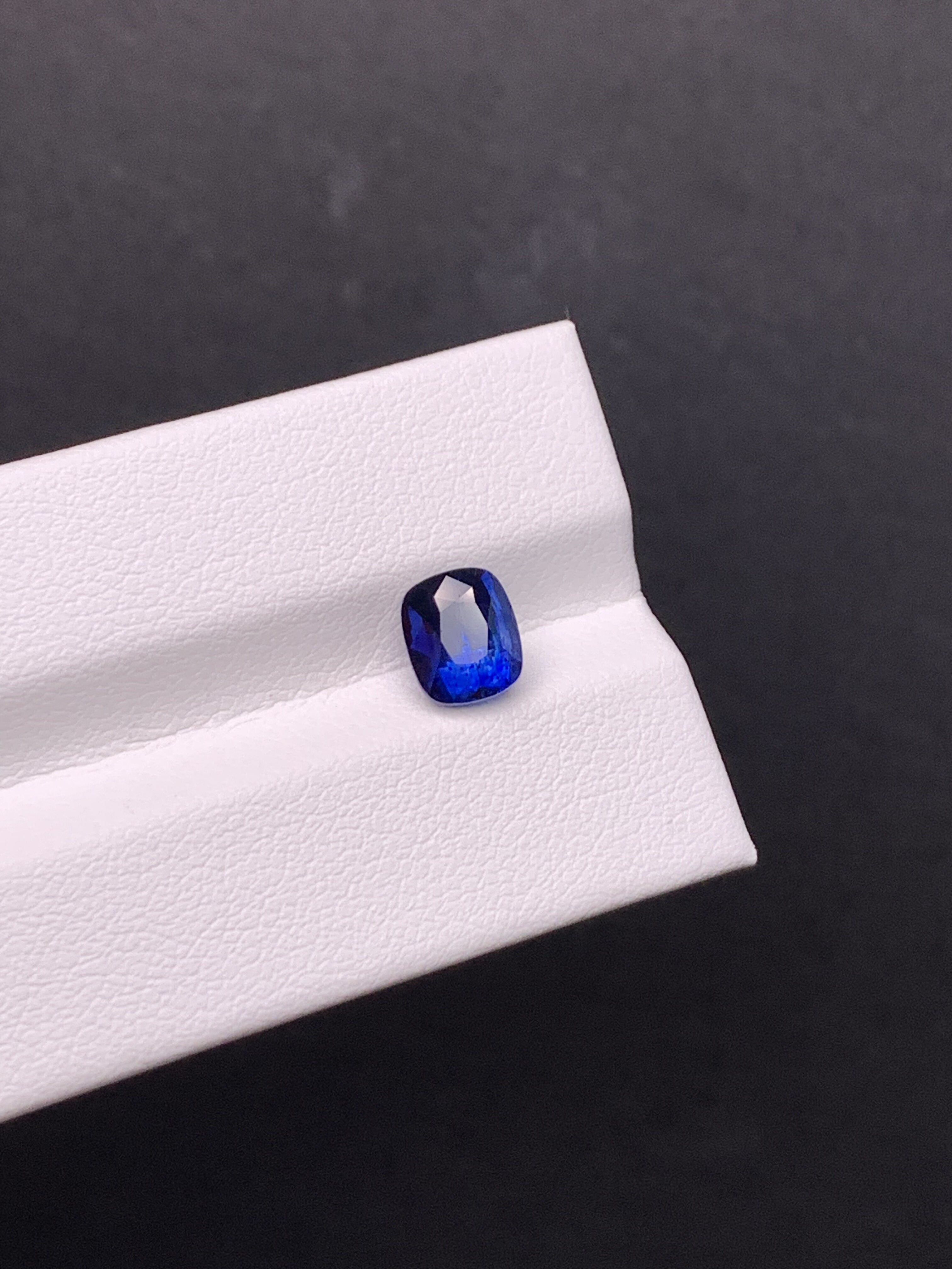 1.61克拉 斯里兰卡天然老烧皇家蓝 顶顶色 （1125）
