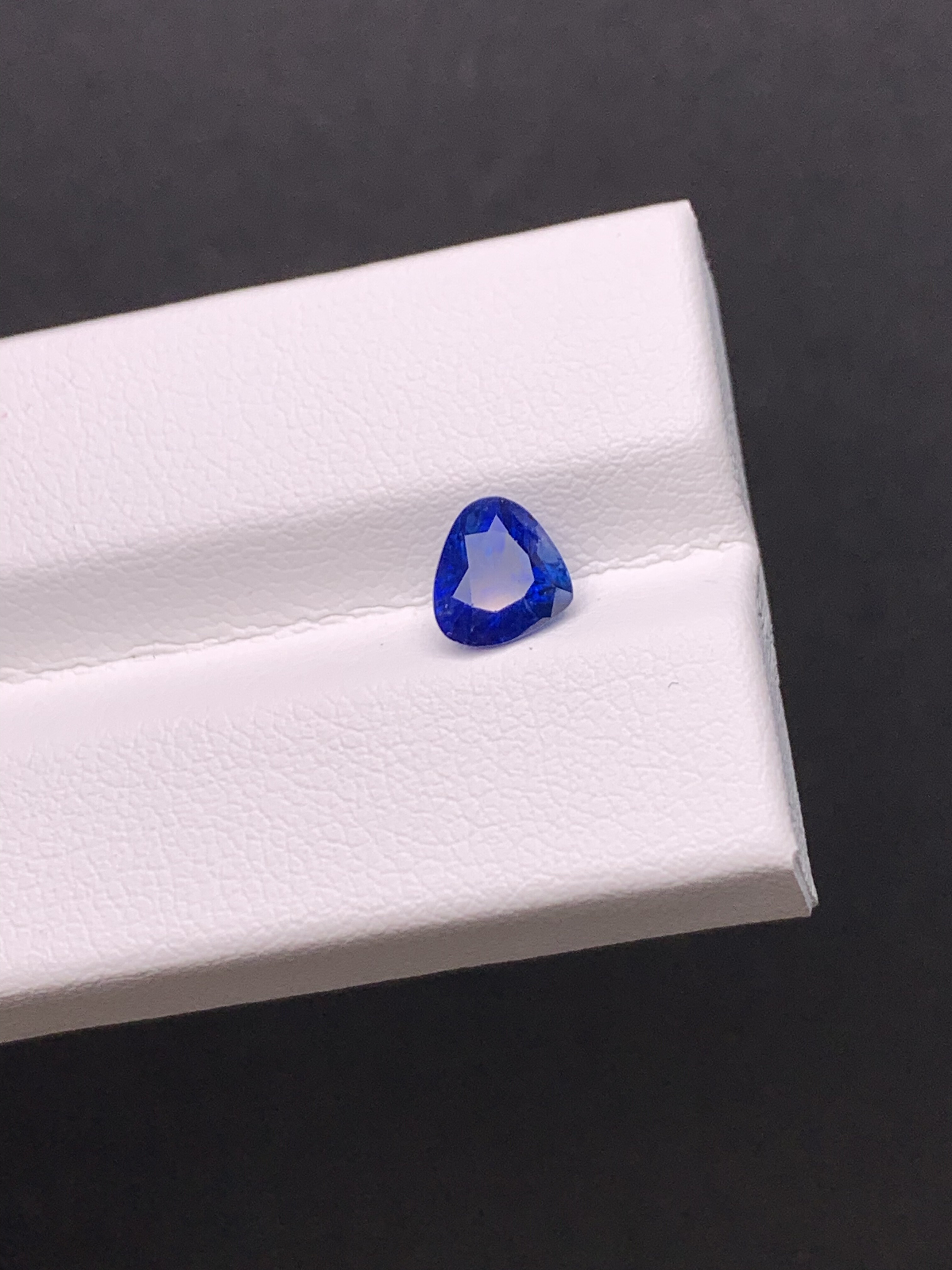 1.33克拉 斯里兰卡天然老烧皇家蓝蓝宝石 （1113）