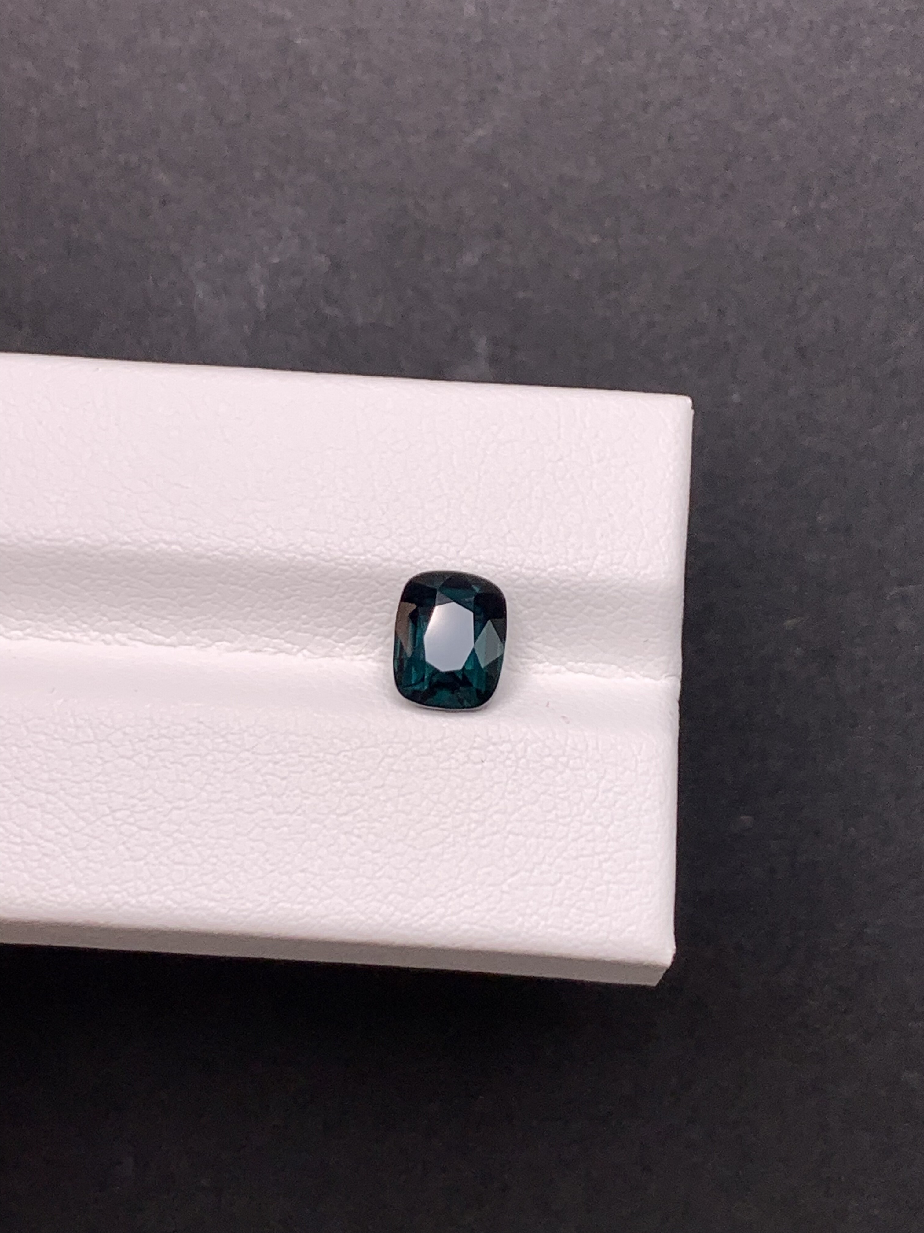 1.57克拉 坦桑尼亚天然无烧尖晶石 孔雀蓝 （1111）